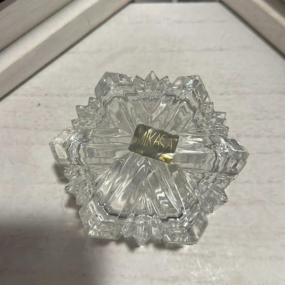 Mikasa Nature's Song snowflake covered glass box - Picture 3 of 5